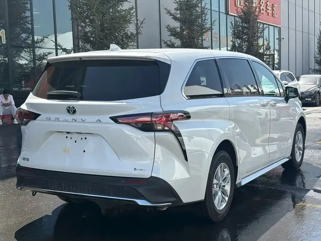 Toyota Granvia — фото 2