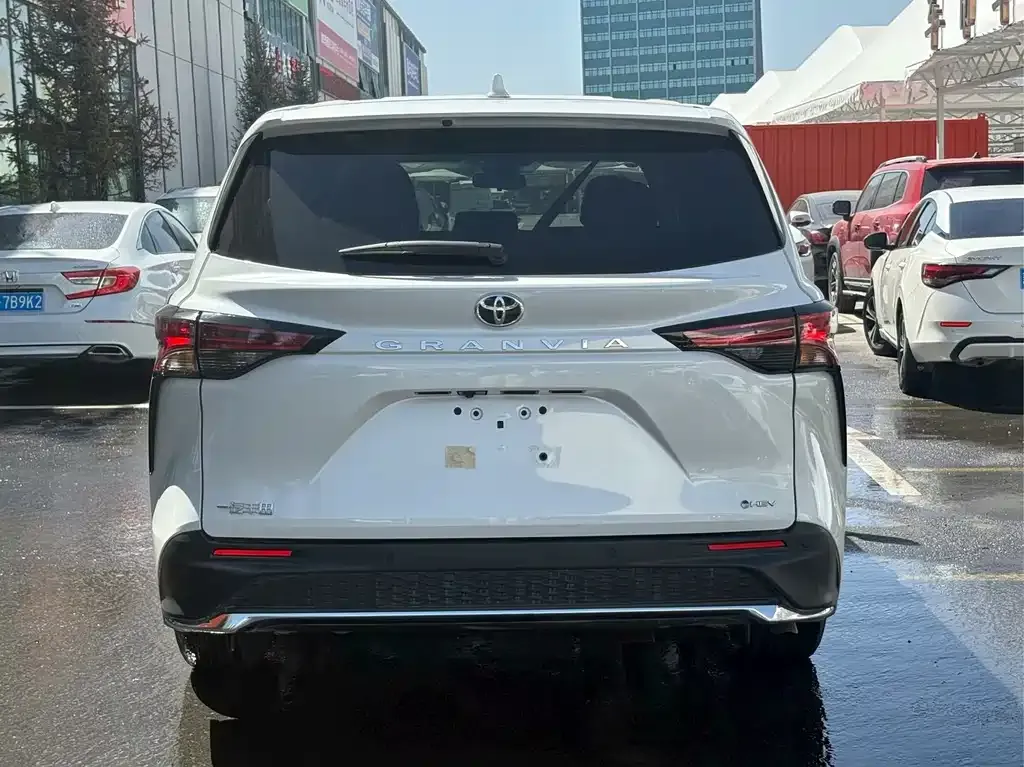 Toyota Granvia — фото 8
