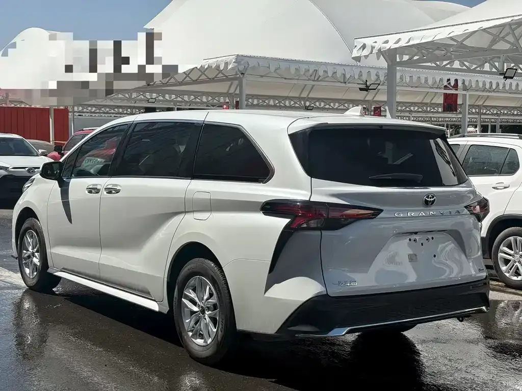Toyota Granvia — фото 9