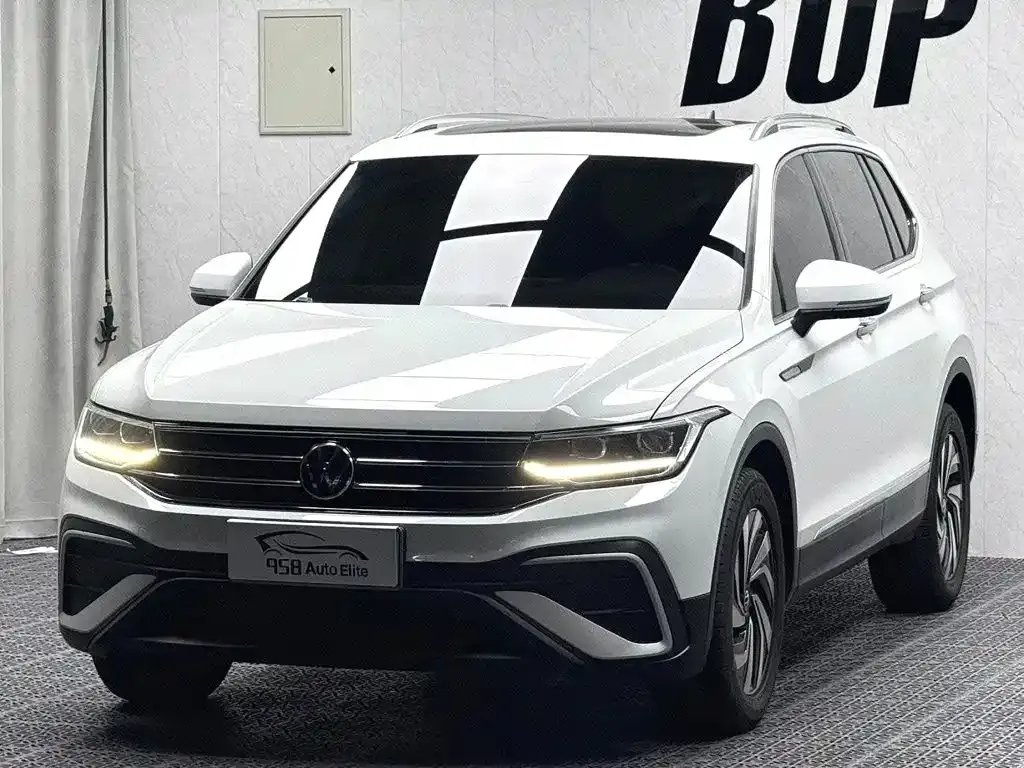 Volkswagen Tiguan L — фото 1