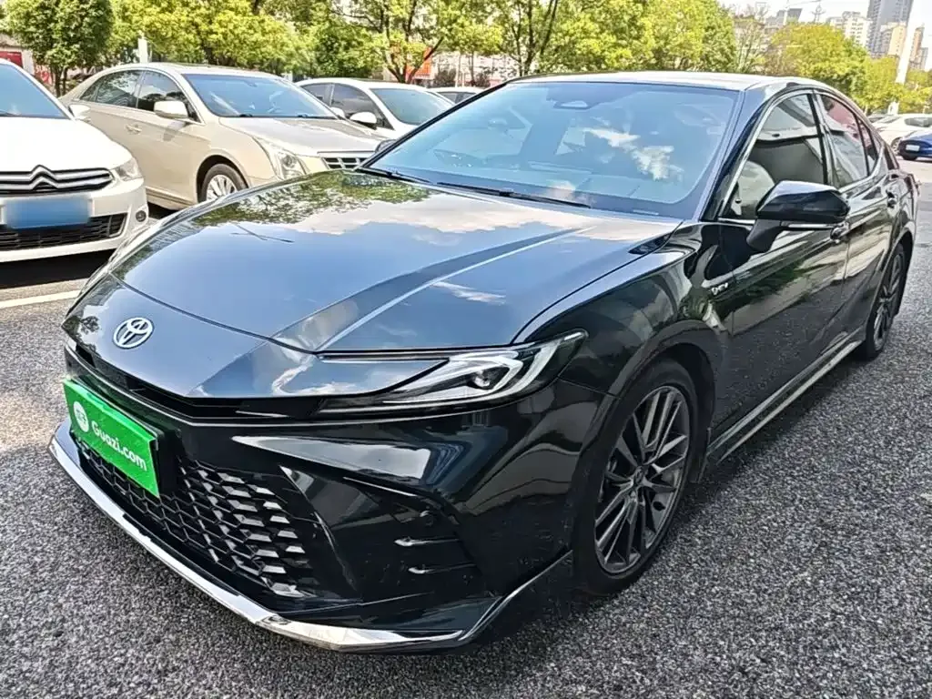 Toyota Camry — фото 1