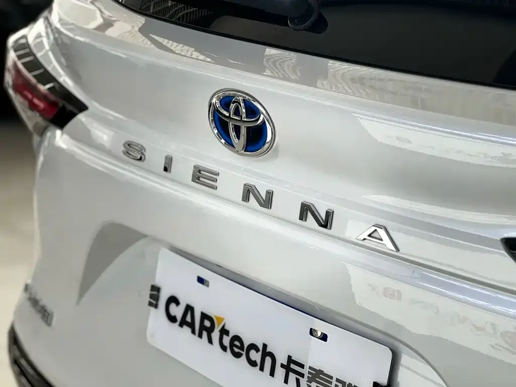 Toyota Sienna — фото 2
