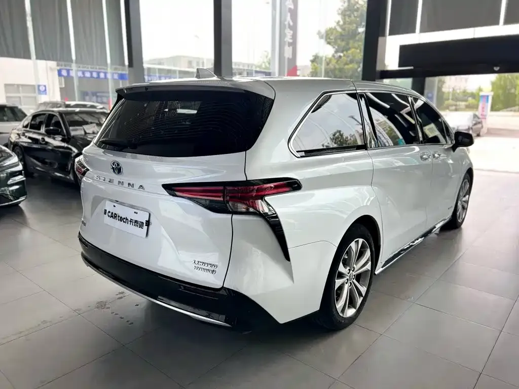 Toyota Sienna — фото 5