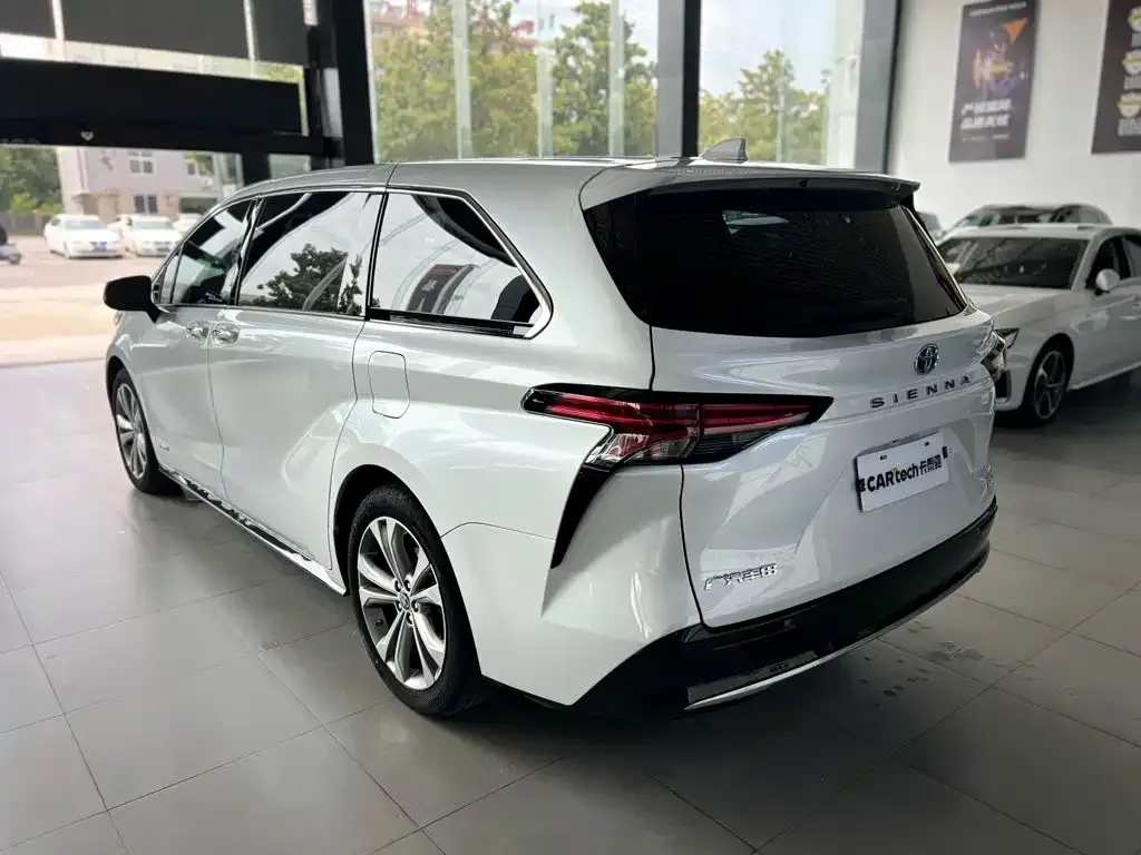 Toyota Sienna — фото 8