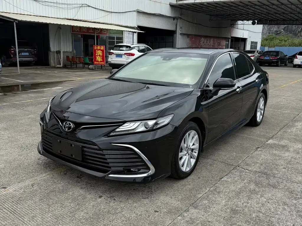 Toyota Camry — фото 1