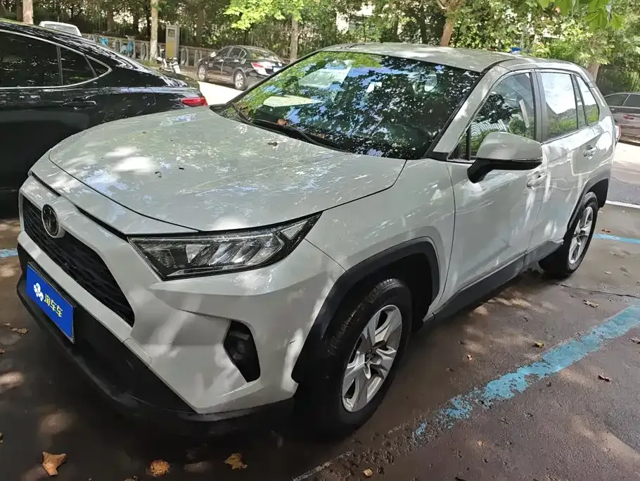 Toyota RAV4 — фото 1