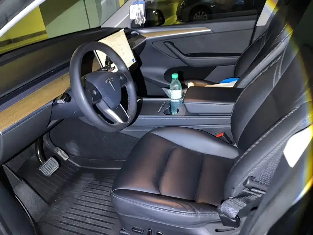 Tesla Model Y — фото 8