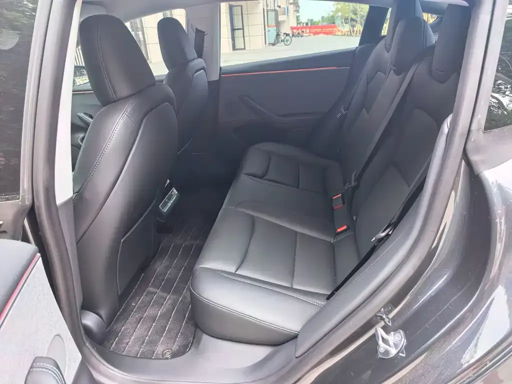 Tesla Model 3 — фото 4