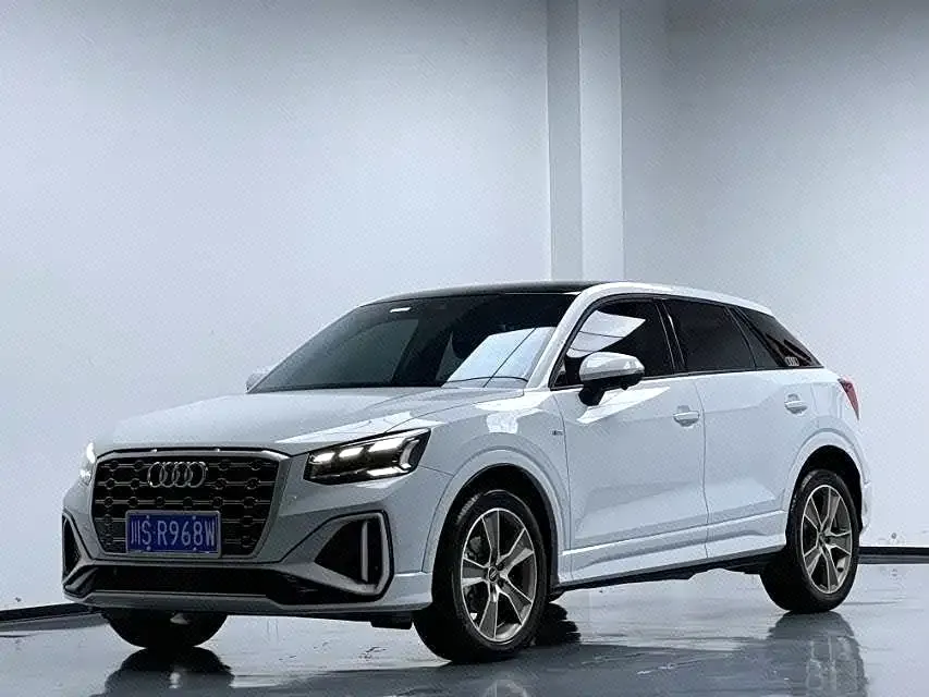 Audi Q2L — фото 1