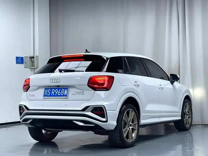Audi Q2L — фото 7