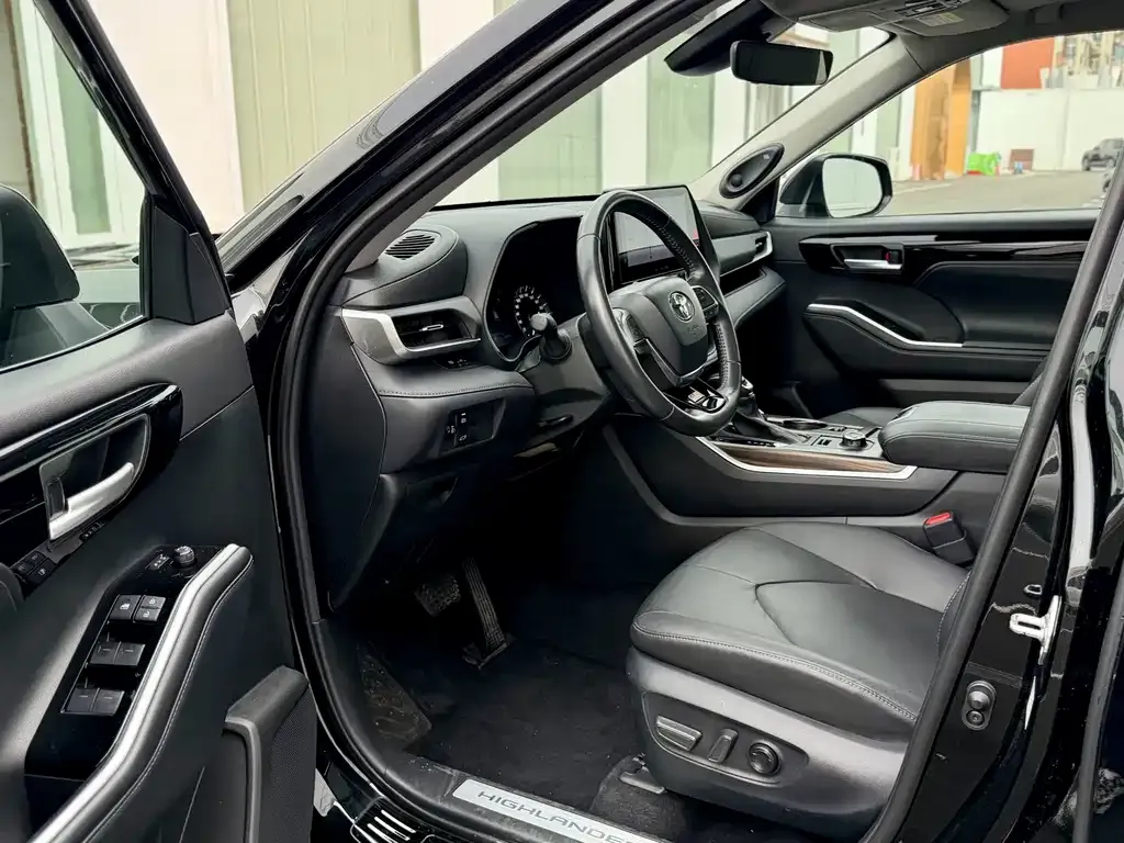 Toyota Highlander — фото 10
