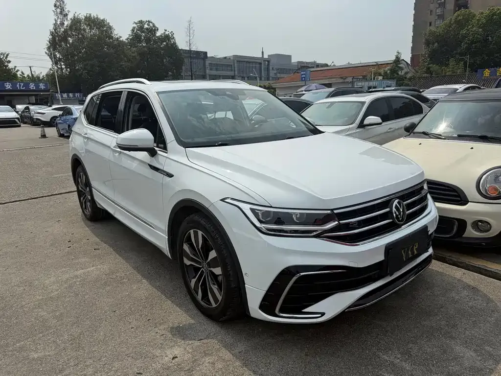 Volkswagen Tiguan L — фото 9