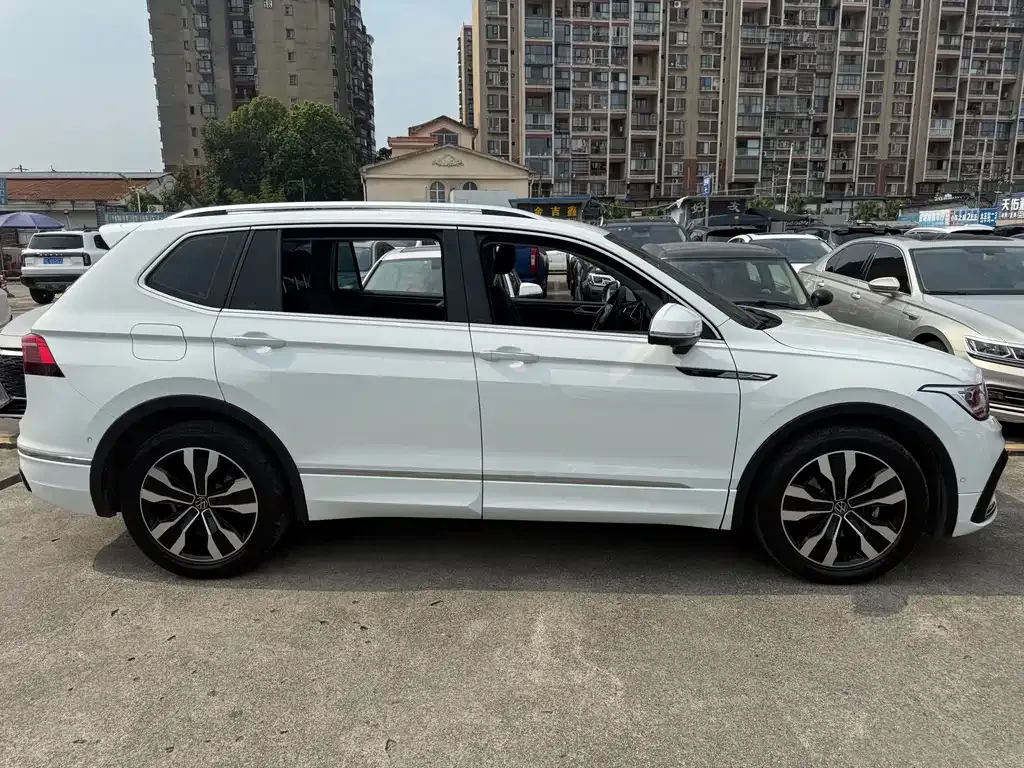 Volkswagen Tiguan L — фото 10