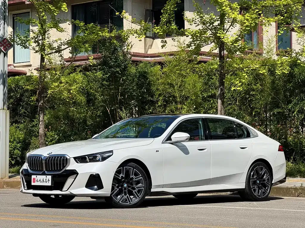 BMW 5 Series — фото 1