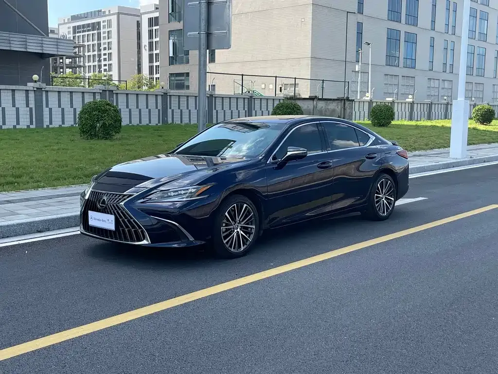 Lexus ES — фото 1
