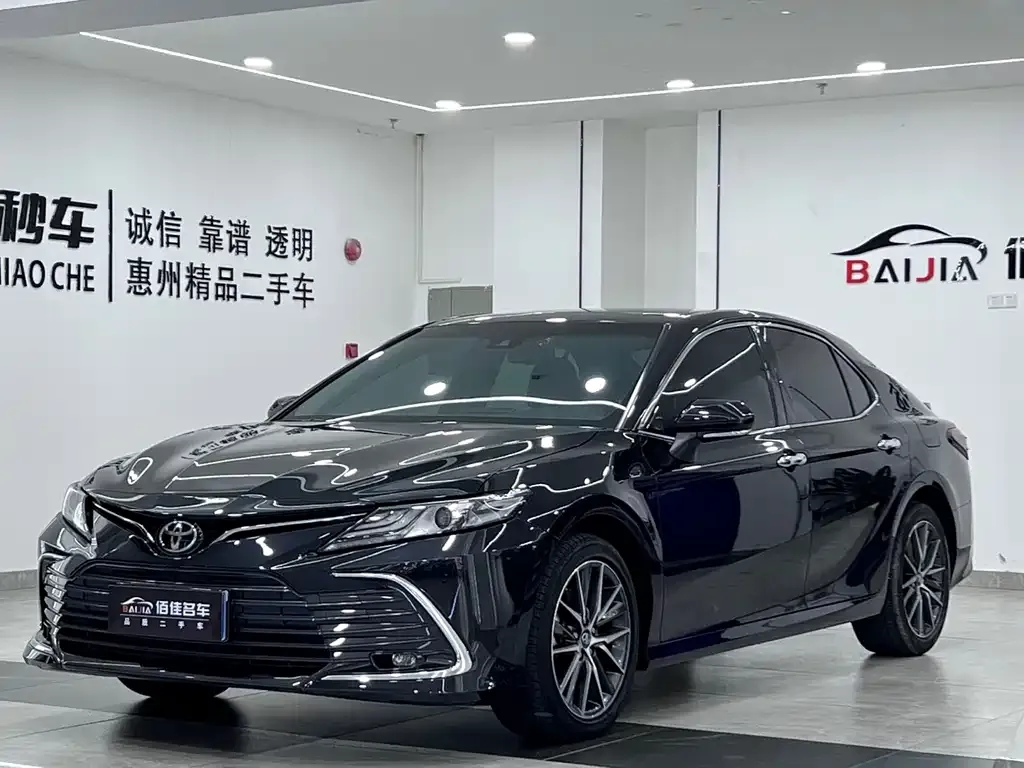 Toyota Camry — фото 1