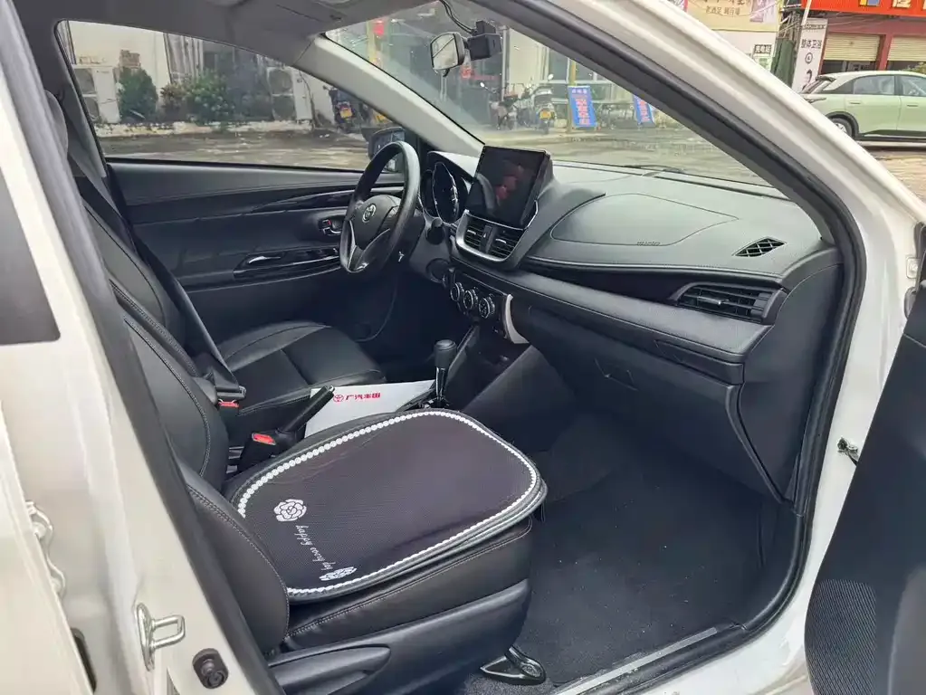 Toyota Yaris L — фото 2