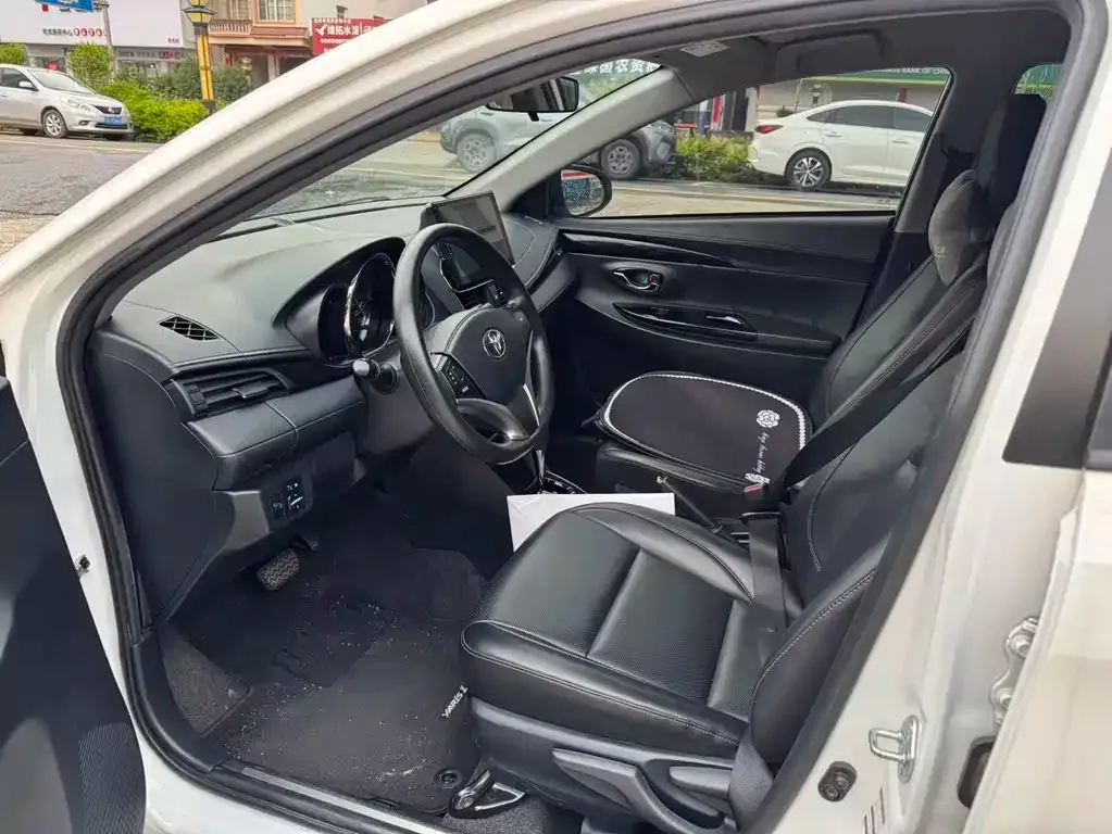 Toyota Yaris L — фото 10