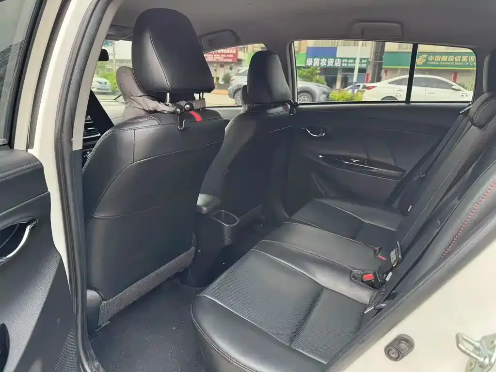 Toyota Yaris L — фото 3