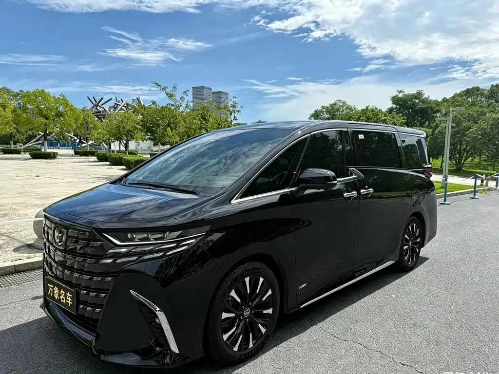 Toyota Alphard — фото 1