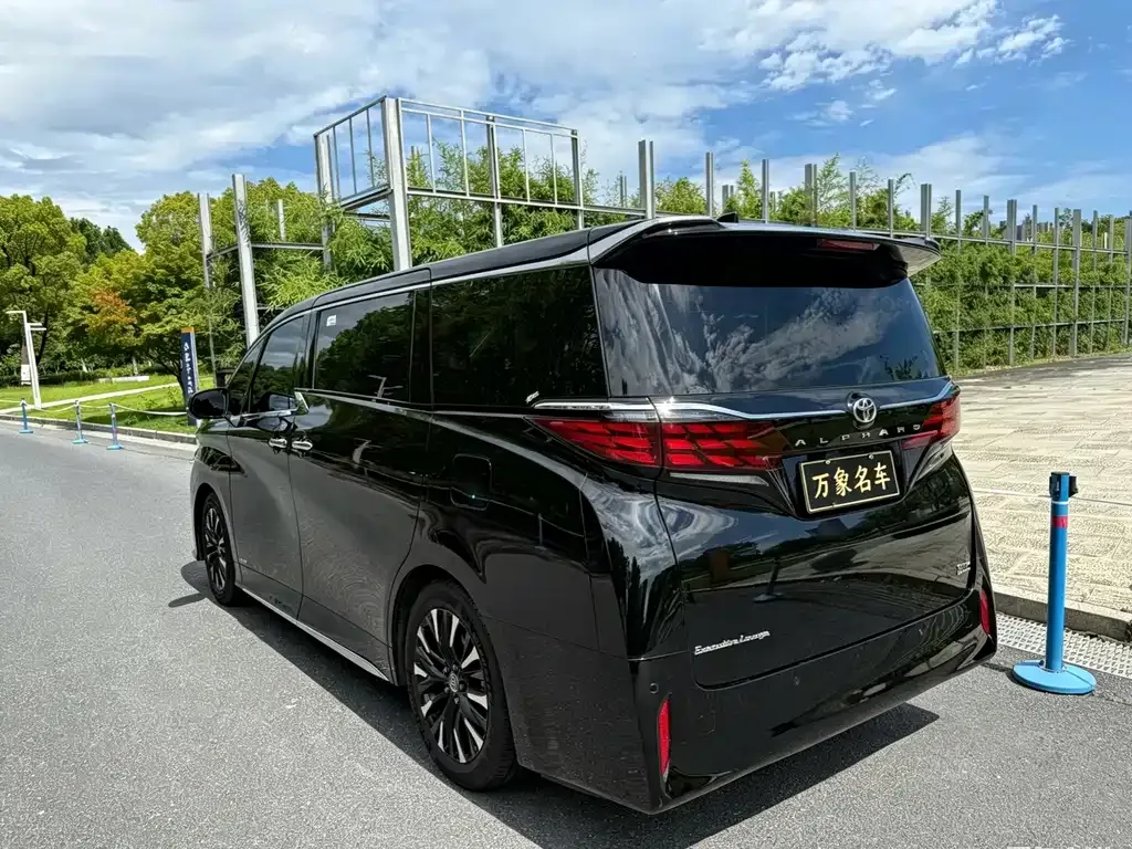 Toyota Alphard — фото 8