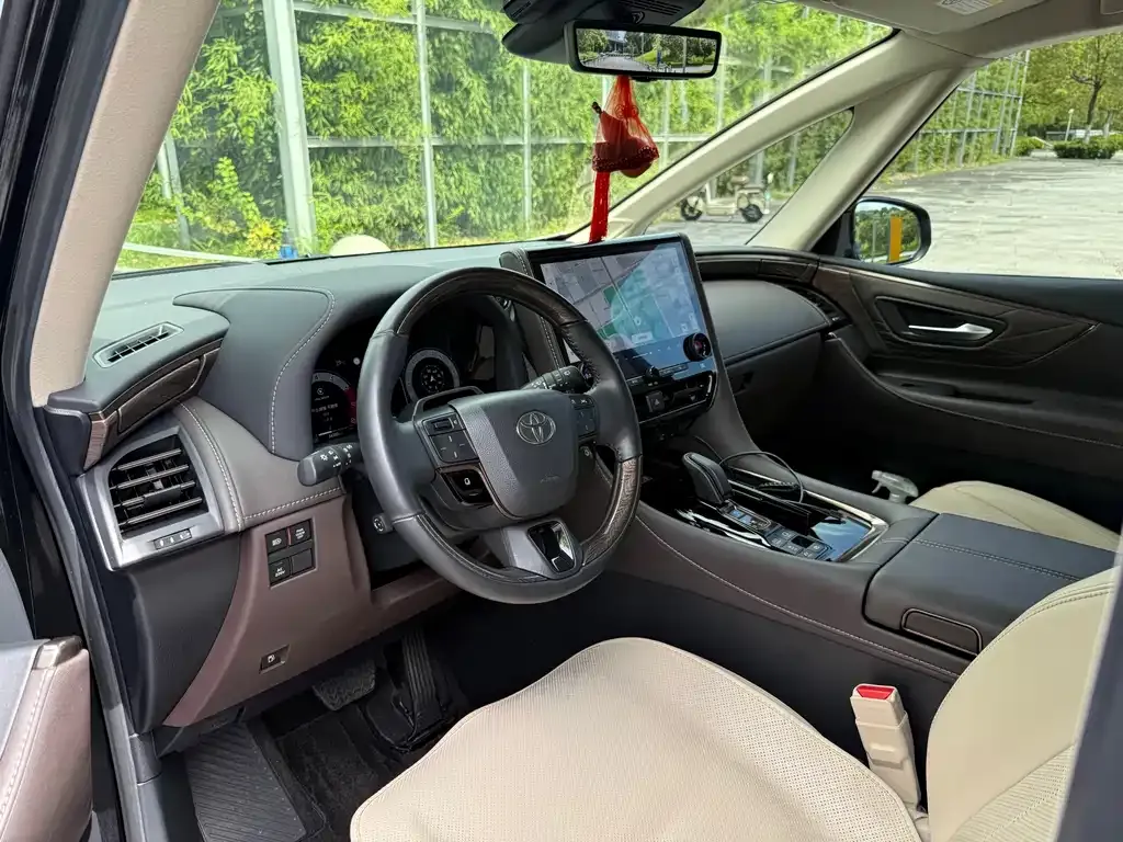 Toyota Alphard — фото 5