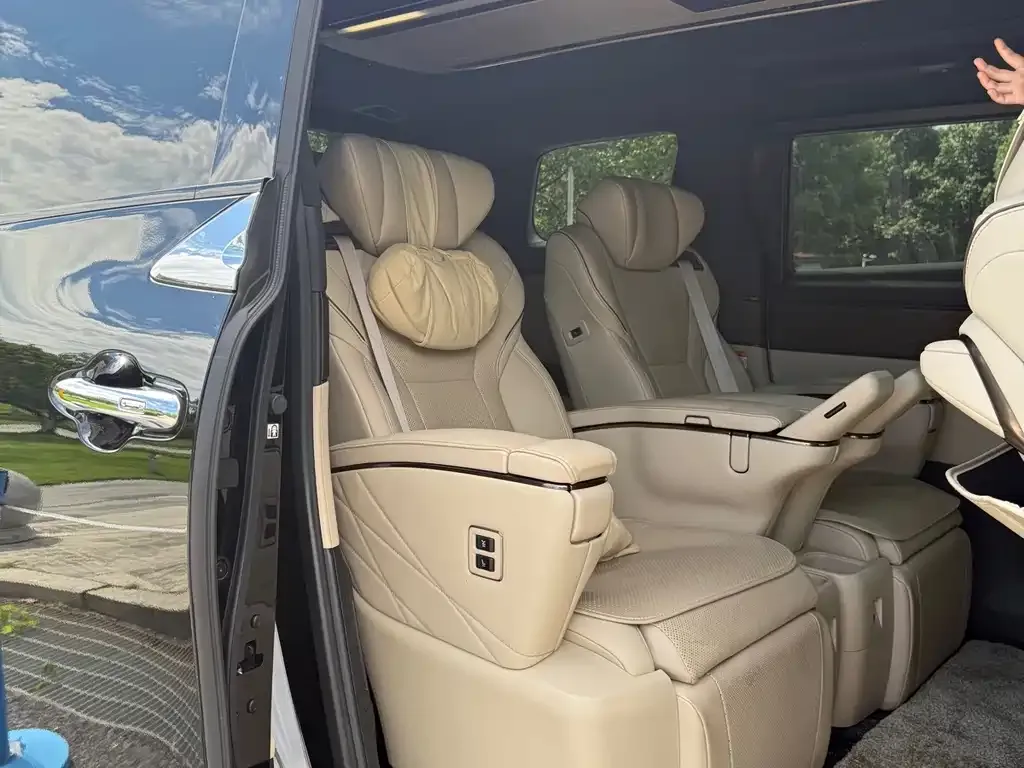 Toyota Alphard — фото 2