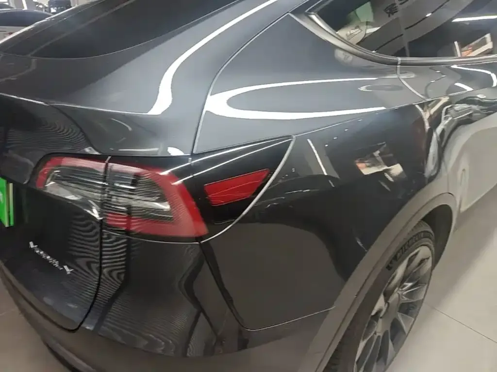 Tesla Model Y — фото 10