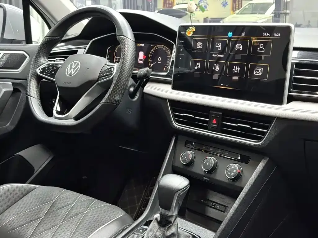 Volkswagen Tiguan L — фото 9