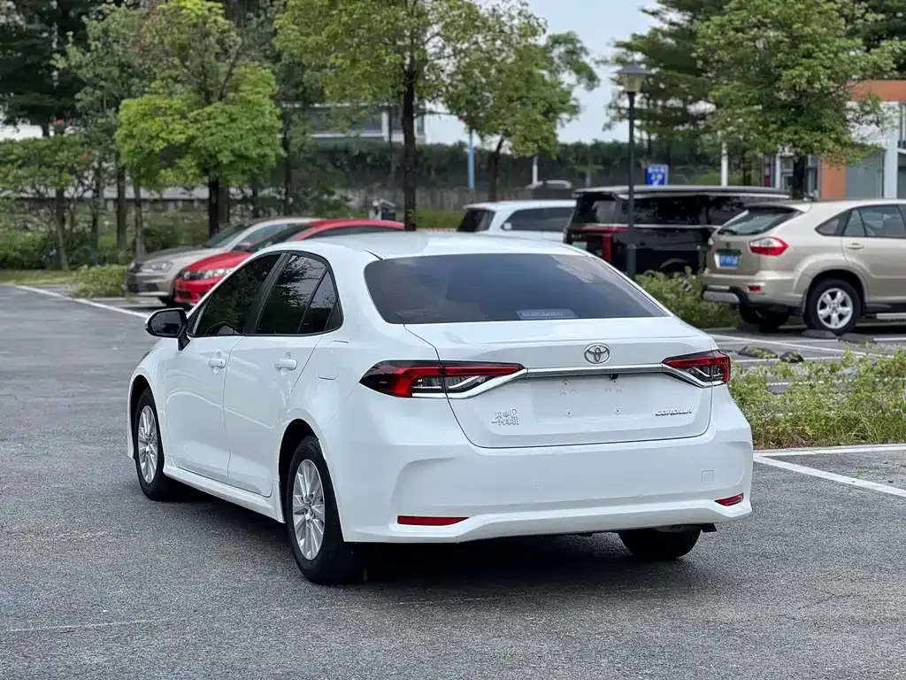 Toyota Corolla — фото 4