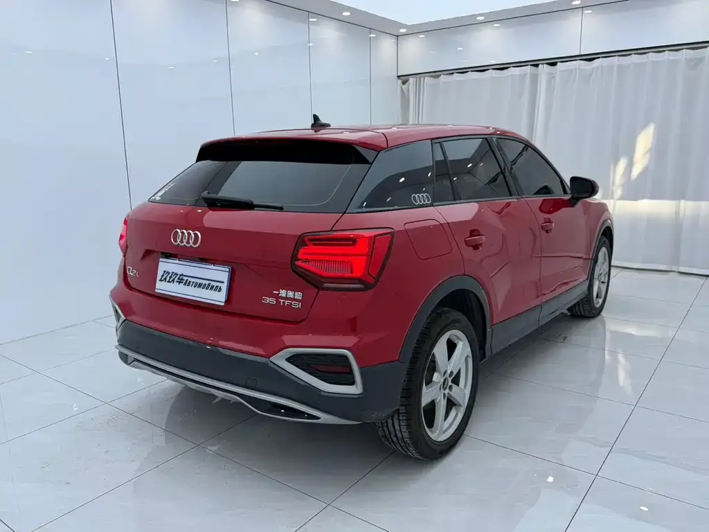 Audi Q2L — фото 10