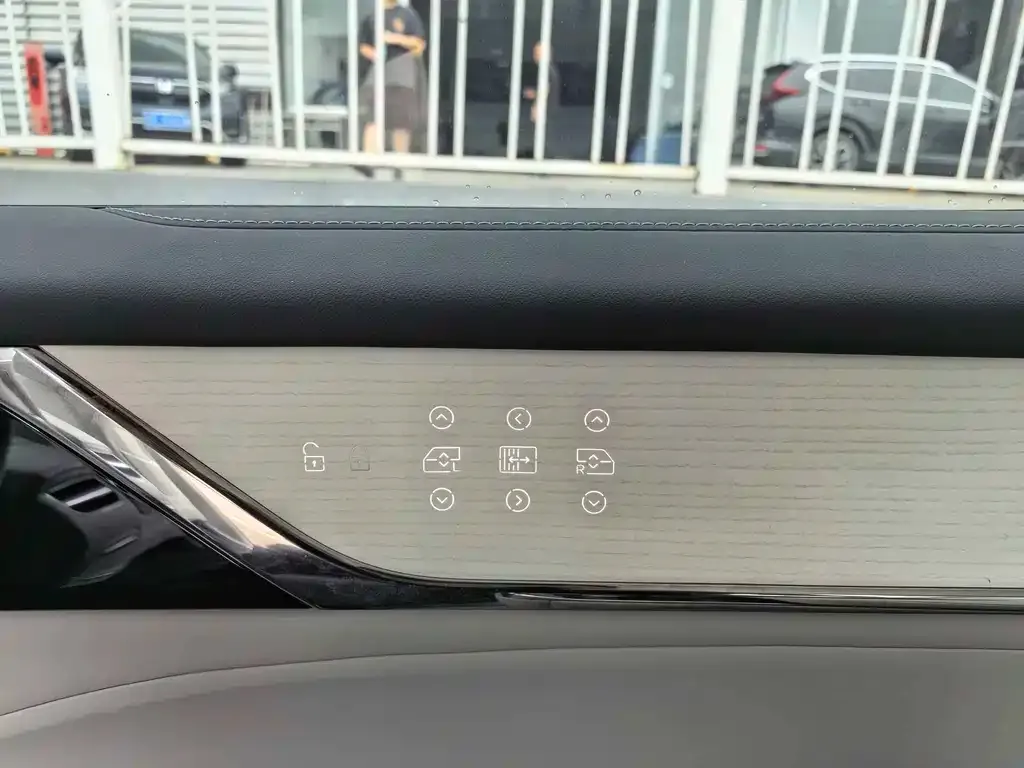 Volvo EM90 — фото 3