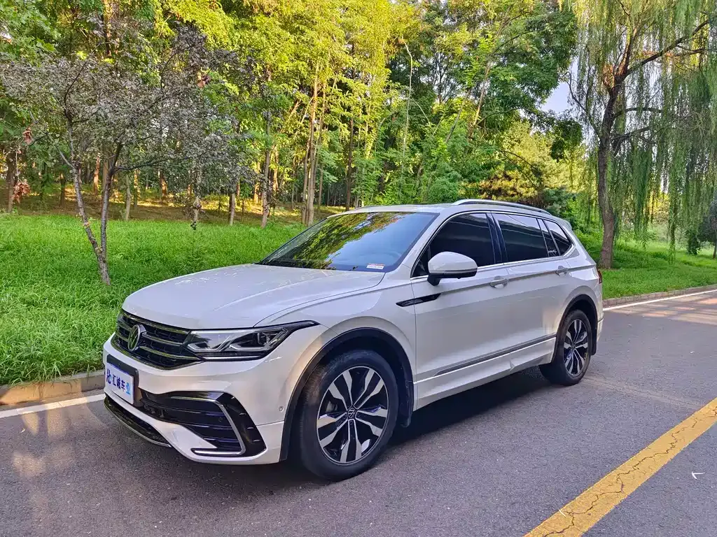 Volkswagen Tiguan L — фото 1