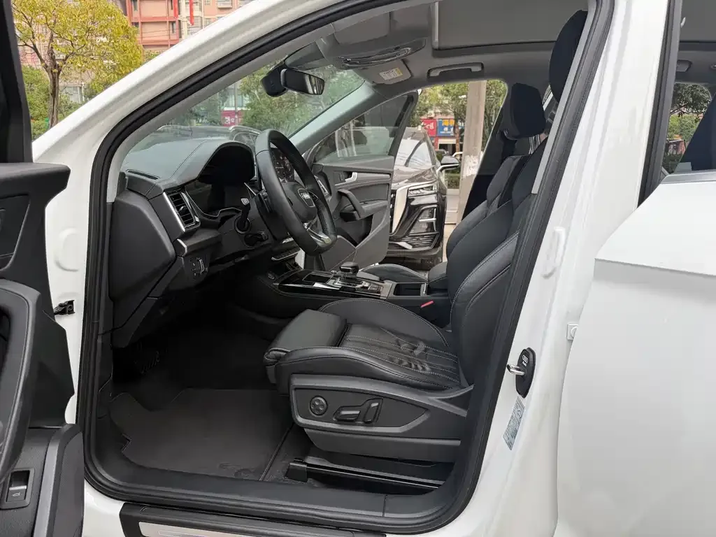 Audi Q5L — фото 6