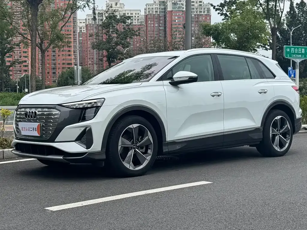 Audi Q5 e-tron — фото 1