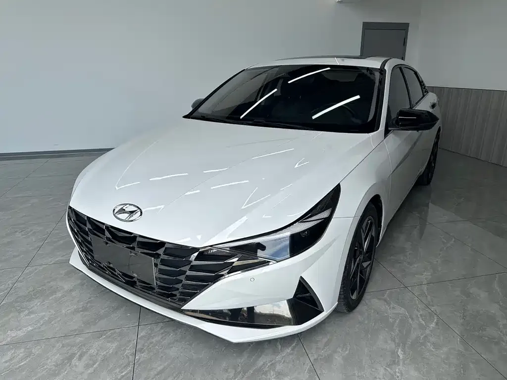 Hyundai Elantra — фото 1