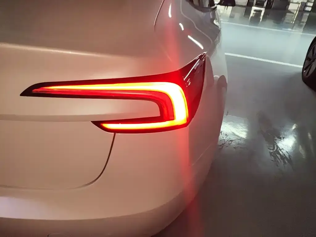 Tesla Model 3 — фото 7