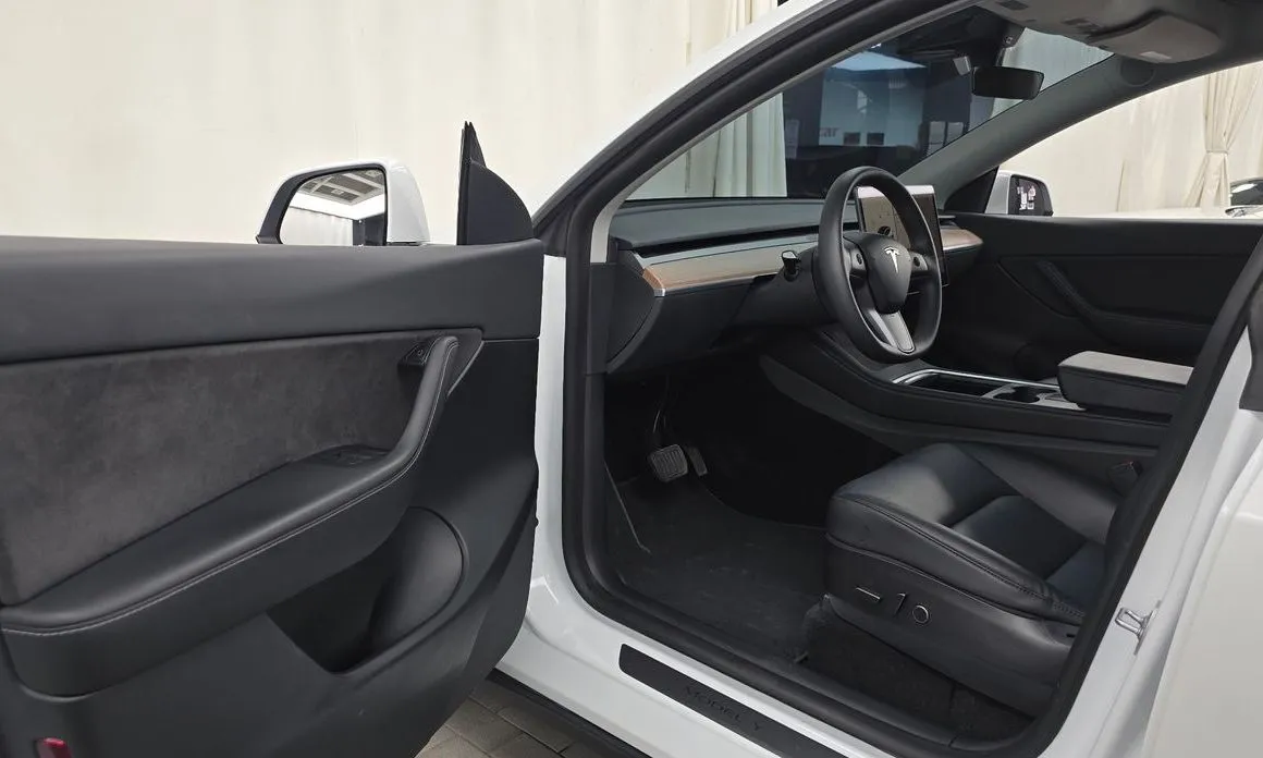 Tesla Model Y — фото 10