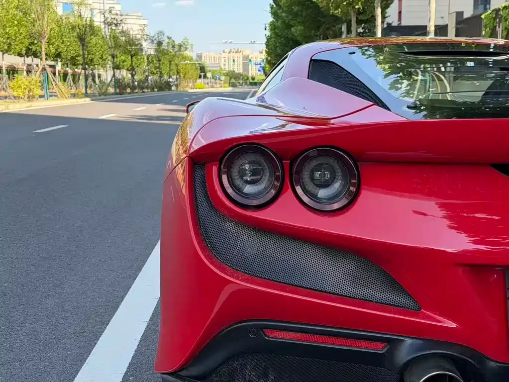 Ferrari F8 — фото 9