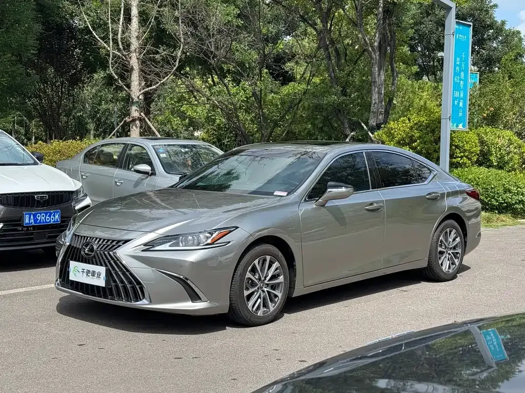Lexus ES — фото 1