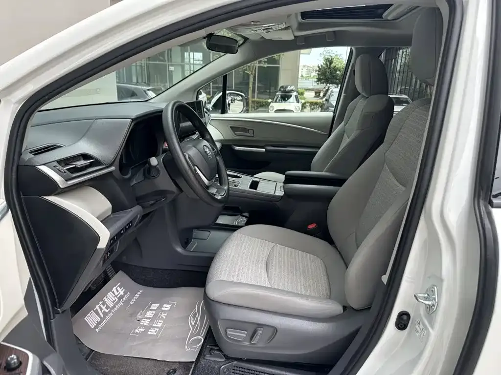 Toyota Sienna — фото 9