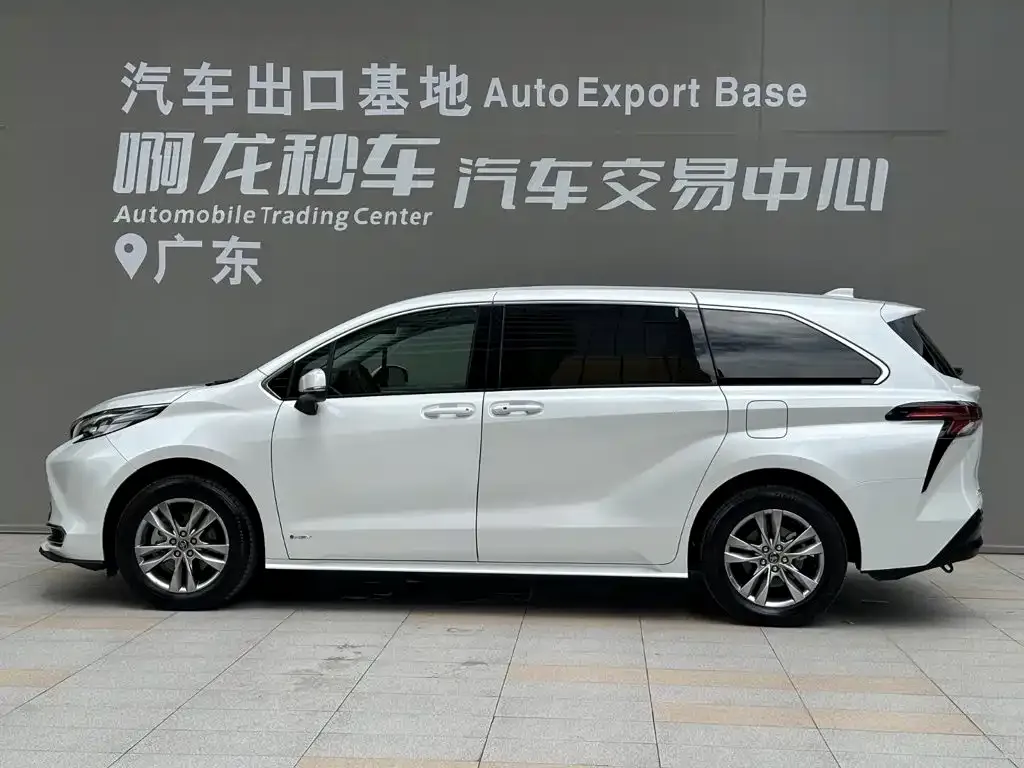 Toyota Sienna — фото 4