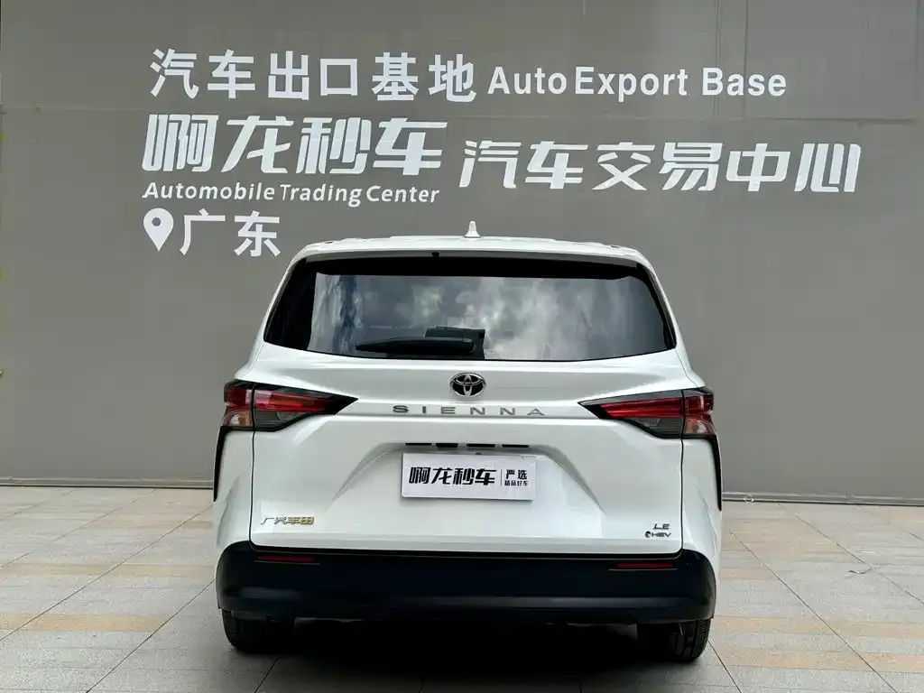 Toyota Sienna — фото 2