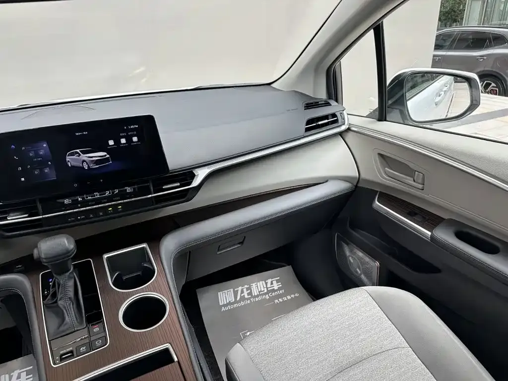 Toyota Sienna — фото 10