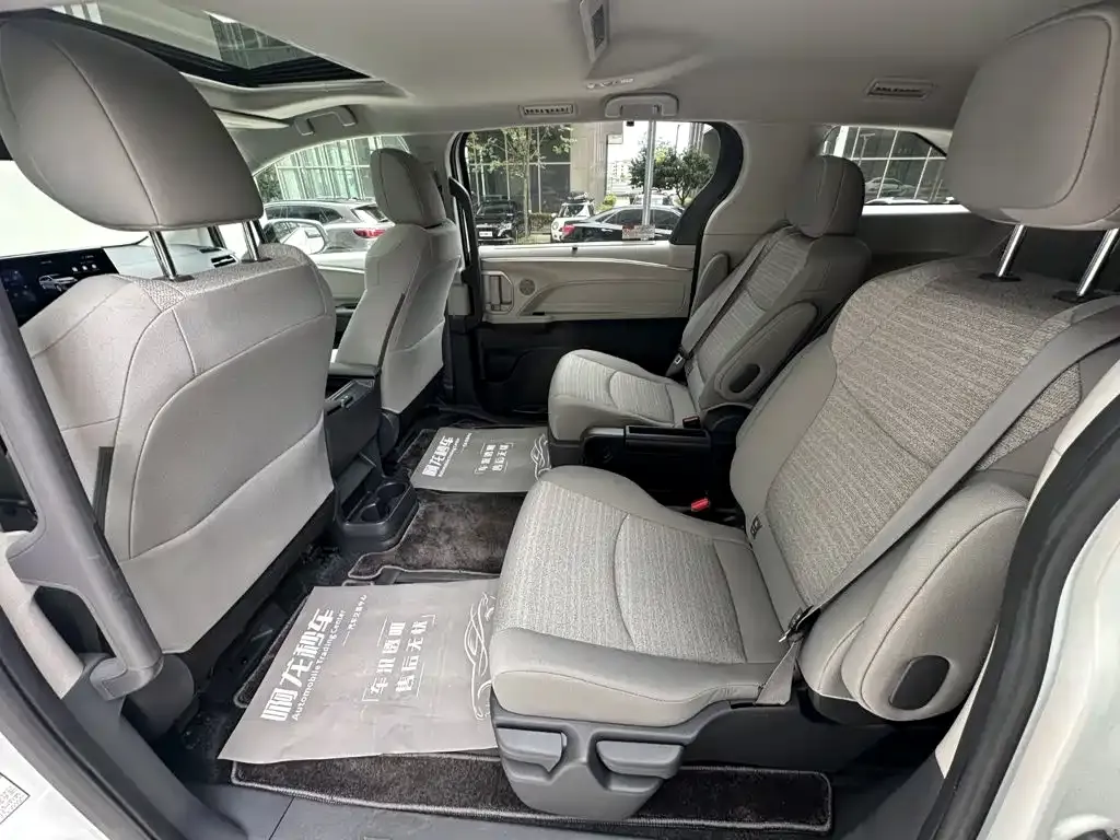 Toyota Sienna — фото 6