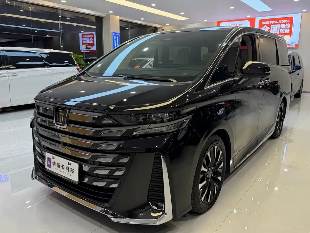 Toyota Vellfire — фото 1