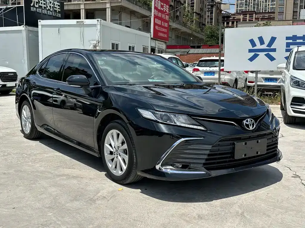 Toyota Camry — фото 1