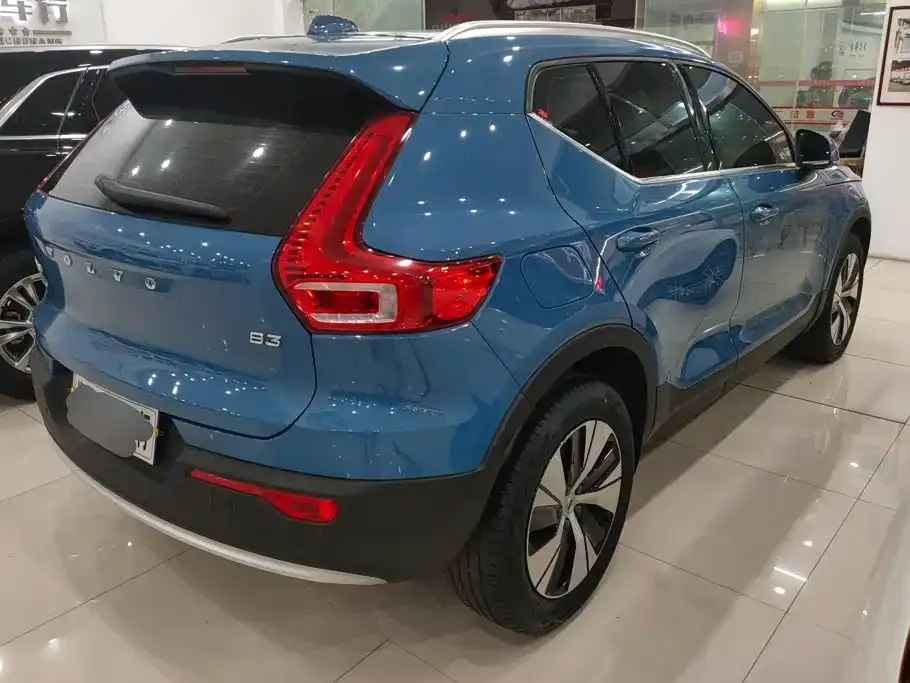 Volvo XC40 — фото 9