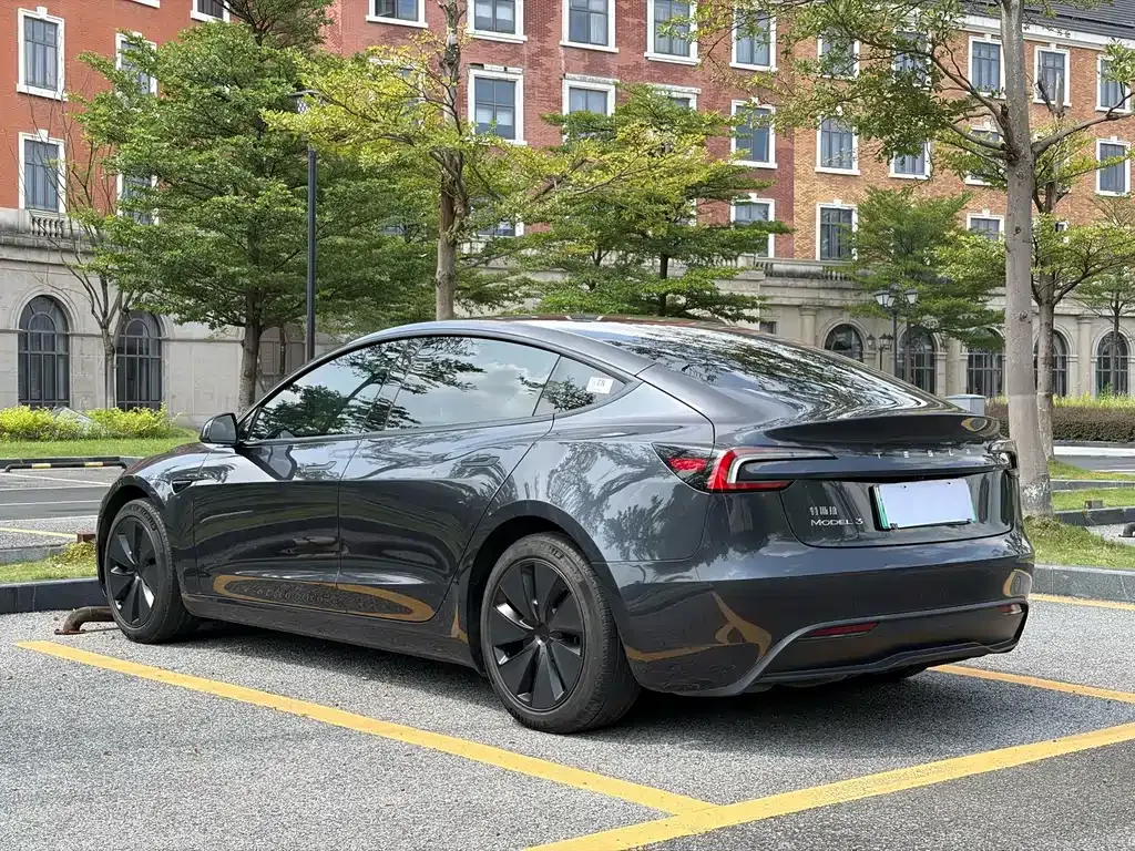 Tesla Model 3 — фото 9