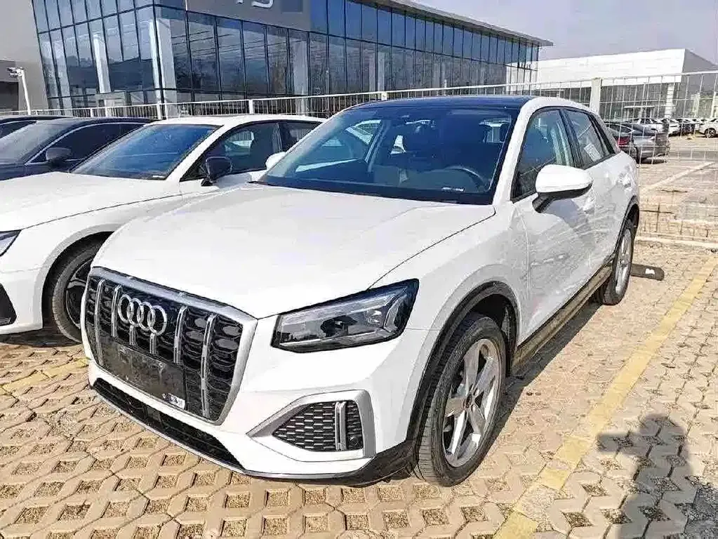 Audi Q2L — фото 1